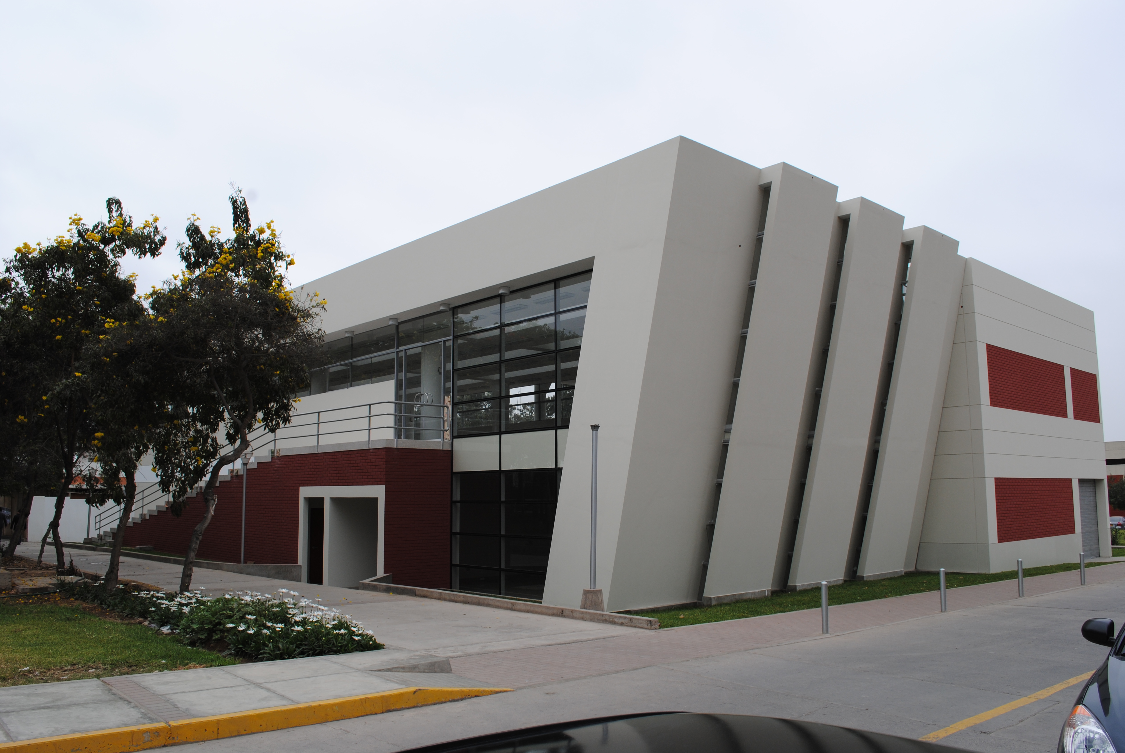 Interior de la Biblioteca FC-UNI